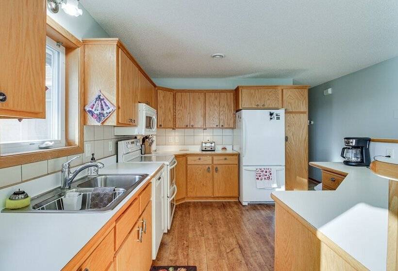 Lakefront Aitkin Home W/ Sunroom: Walk To Beach!