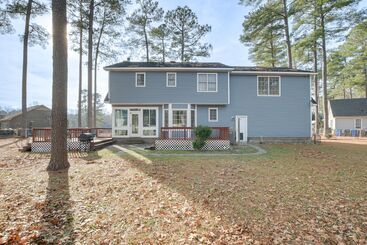 Lovely Fayetteville Home: Deck & Fireplace!