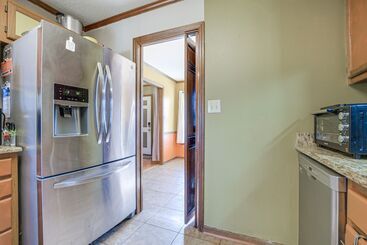 Lovely Fayetteville Home: Deck & Fireplace!