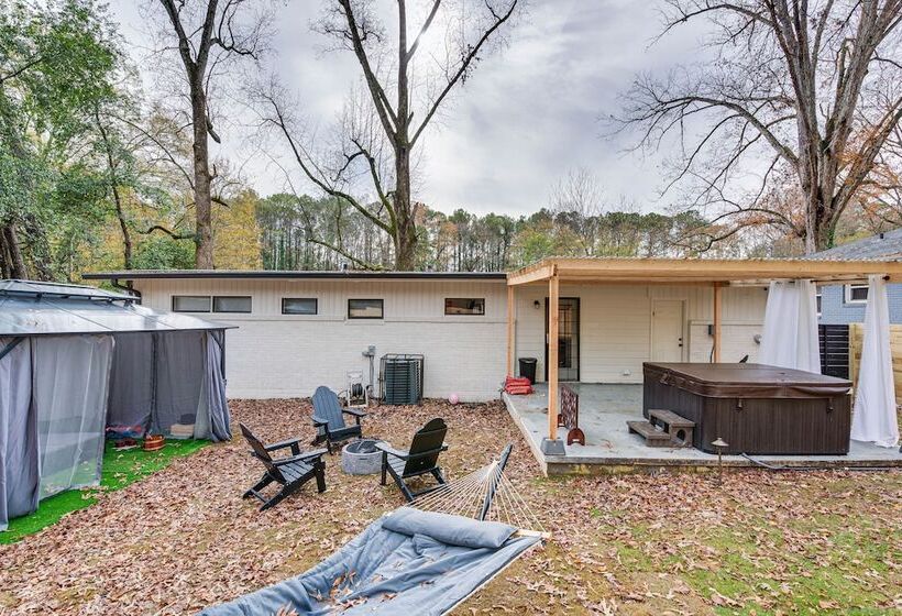 Modern Atlanta Retreat: Private Hot Tub & Yard!