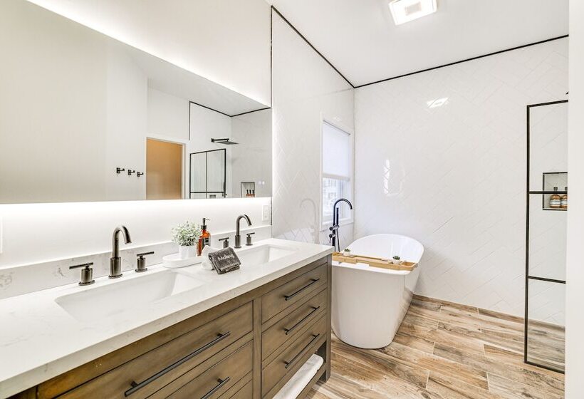 Pocono Farms East, Modern Poconos Retreat W/ Deck, Lake & Pool Access