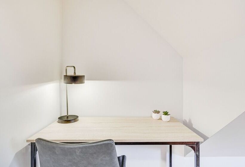 Pocono Farms East, Modern Poconos Retreat W/ Deck, Lake & Pool Access