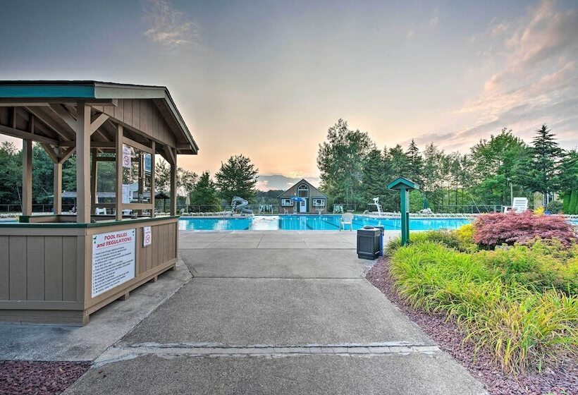 Pocono Farms East, Modern Poconos Retreat W/ Deck, Lake & Pool Access