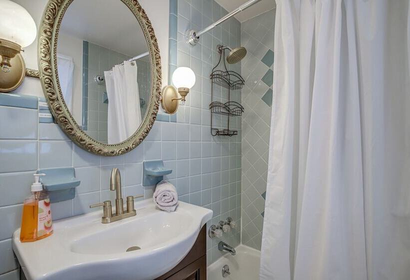 Pet Friendly Cambridge Home   Walk To River!