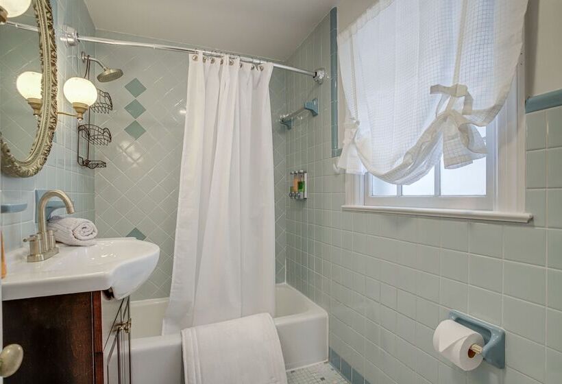 Pet Friendly Cambridge Home   Walk To River!