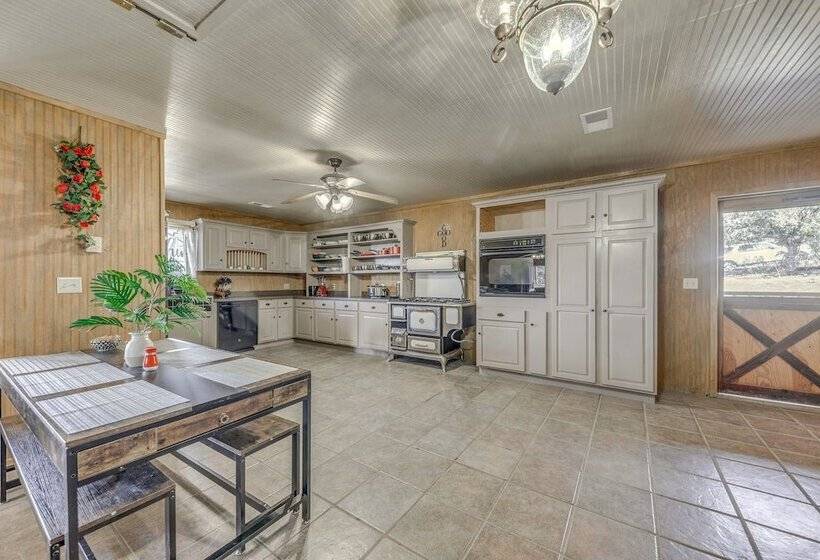 Capitan Vacation Rental W/ Grill, Near Ruidoso!
