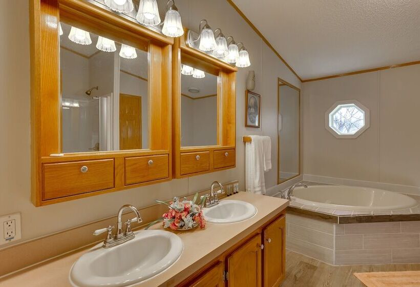 Pet Friendly Emerald Lake Retreat In Charlestown!