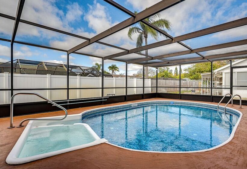 Port Richey Home W/ Pool, Near Beach Park!