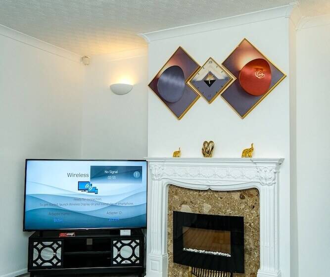 اقامتگاه Cosy Home With Private Parking