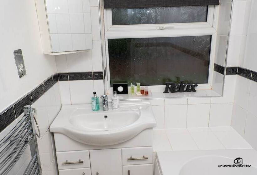 اقامتگاه Cosy Home With Private Parking