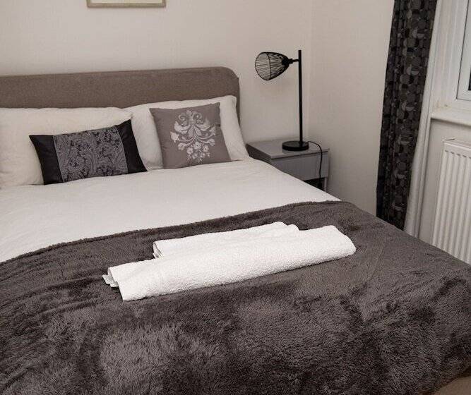 اقامتگاه Cosy Home With Private Parking