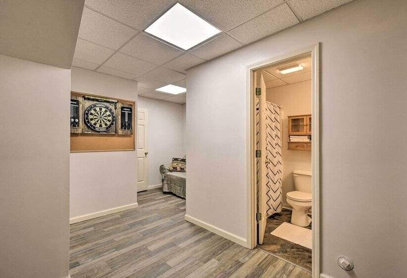 Resort Cabin W/ Hot Tub ~ 4 Miles To Downtown!