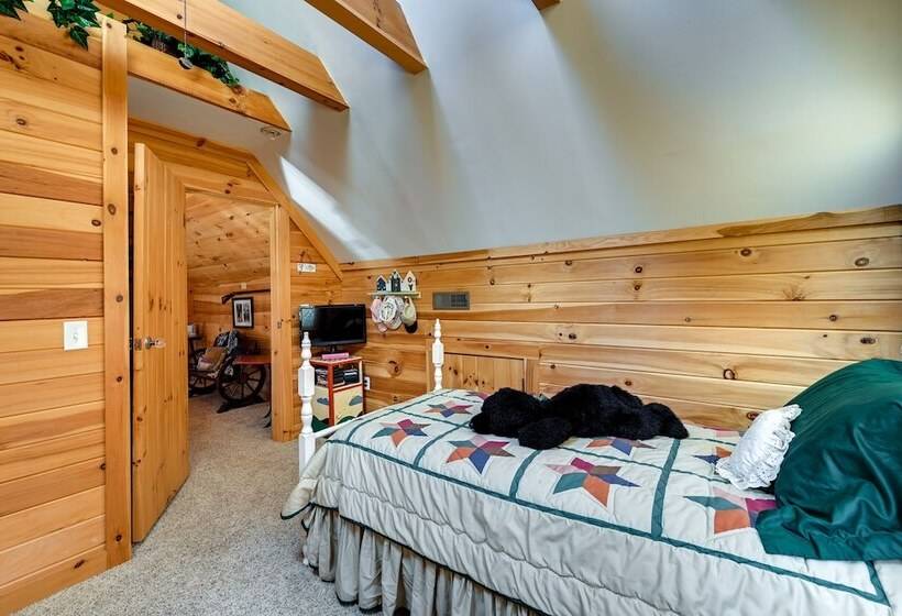 Rustic Fancy Gap Cabin W/ Blue Ridge Parkway Views