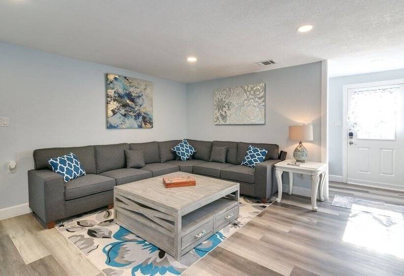 Seaside Retreat In Galveston Near Pleasure Pier!