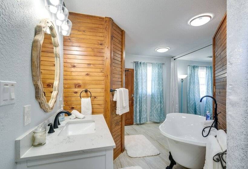 Seaside Retreat In Galveston Near Pleasure Pier!