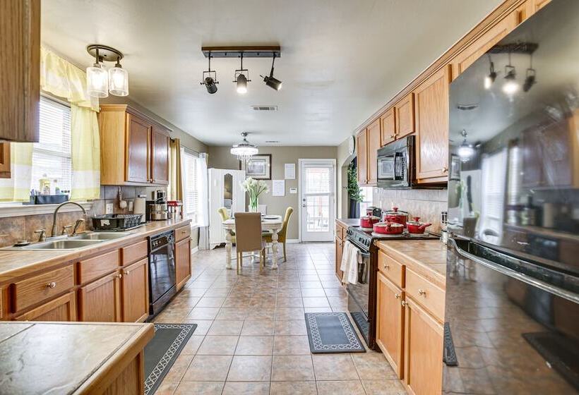 Spacious Family Friendly Home In Denham Springs!