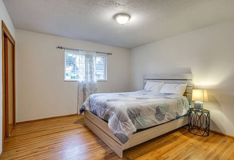 Spacious Lakewood Home   10 Mi To Downtown Tacoma!