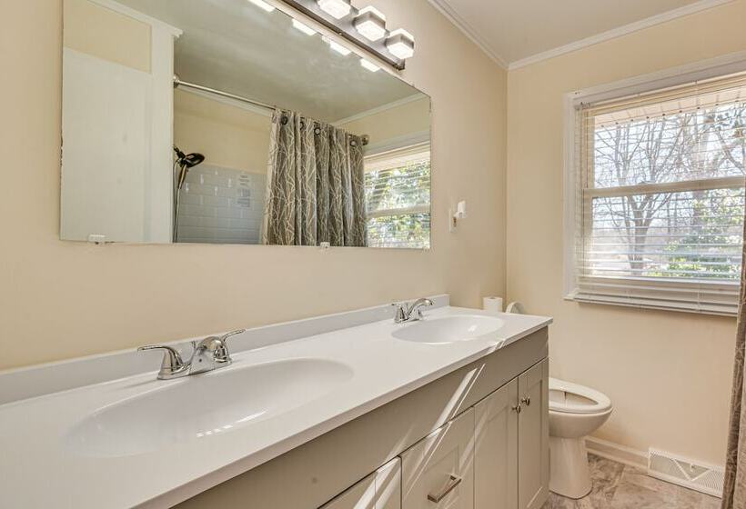 Spacious Lexington Abode W/ Pool Table & Fireplace