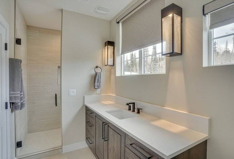 Spacious Utah Escape W/ Balcony & Mountain Views!