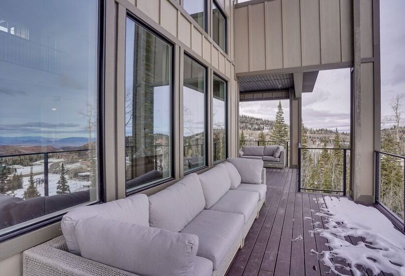 Spacious Utah Escape W/ Balcony & Mountain Views!