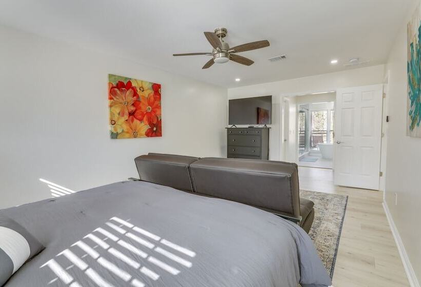 Stylish Marietta Home W/ Deck   Near Truist Park!