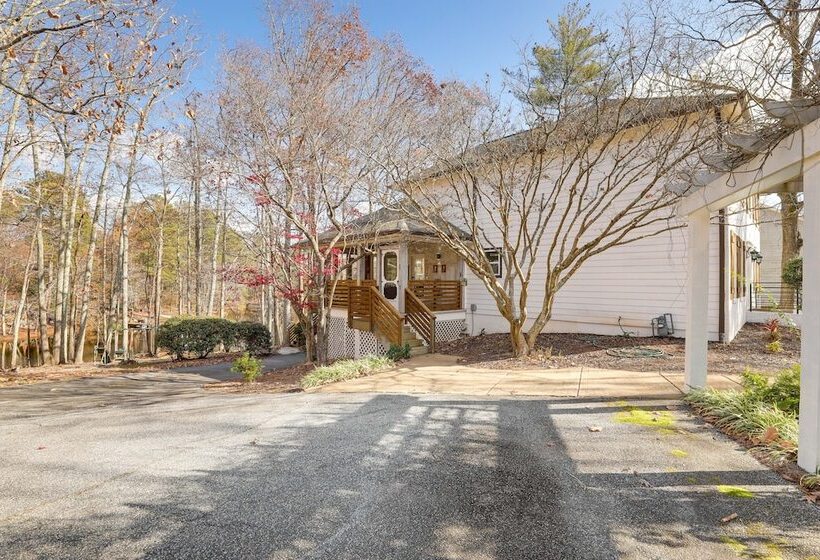 Stylish Marietta Home W/ Deck   Near Truist Park!