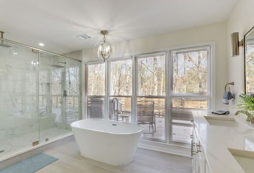 Stylish Marietta Home W/ Deck   Near Truist Park!