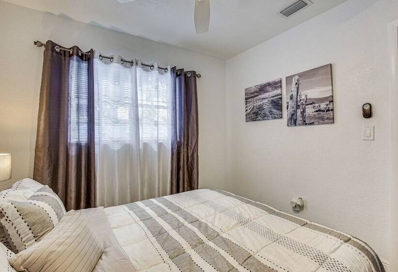 Sun Soaked Home W/ Pool In Lauderdale Lakes!