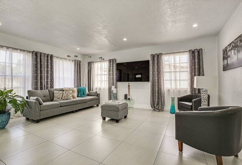 Sun Soaked Home W/ Pool In Lauderdale Lakes!