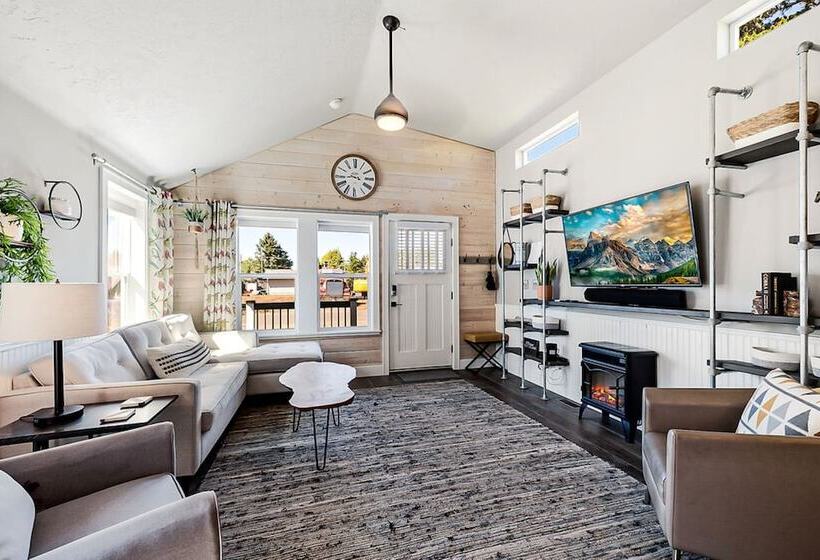 Sweet Seaview Home: Near Beach & Trailhead!