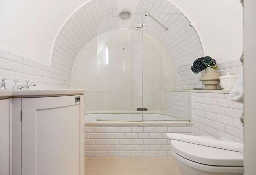 The St. Lukes Garden Place   Spacious 4bdr House With Garden And Terrace