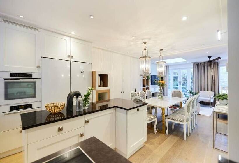 The St. Lukes Garden Place   Spacious 4bdr House With Garden And Terrace