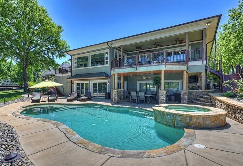 Water, Water Everywhere By Avantstay Pool + Dock