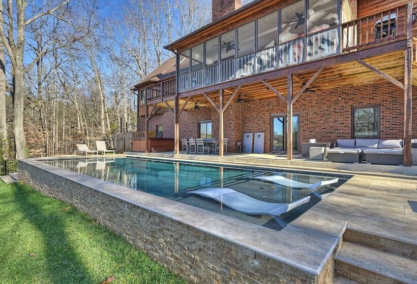 Winding Down By Avantstay Sleeps 20 + Dock, View
