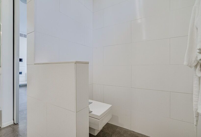 Wisconsin Home W/ Infinity Pool, Hot Tub & Deck!