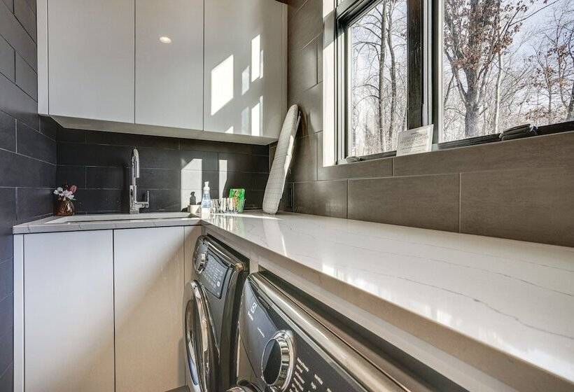 Wisconsin Home W/ Infinity Pool, Hot Tub & Deck!