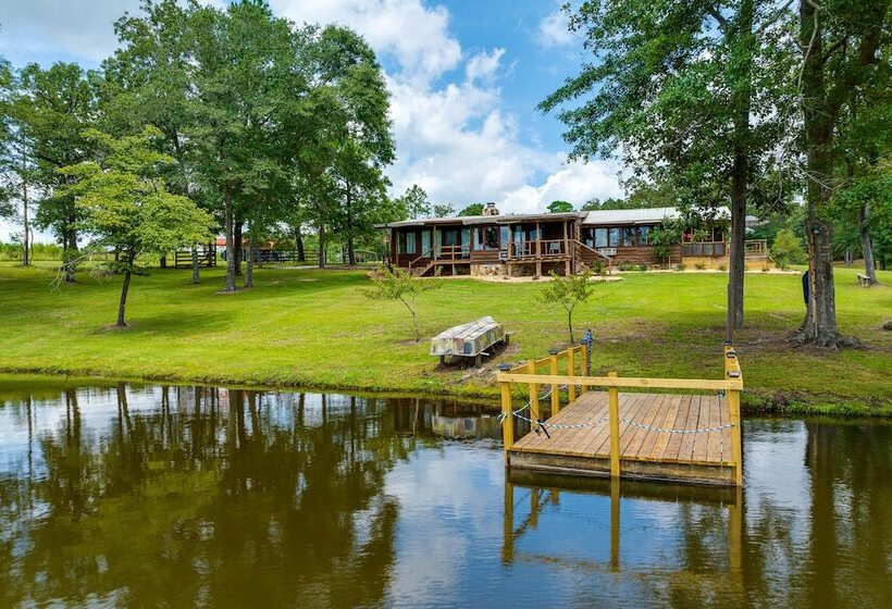 Buena Vista Cabin: Tranquil Haven Near Town Square
