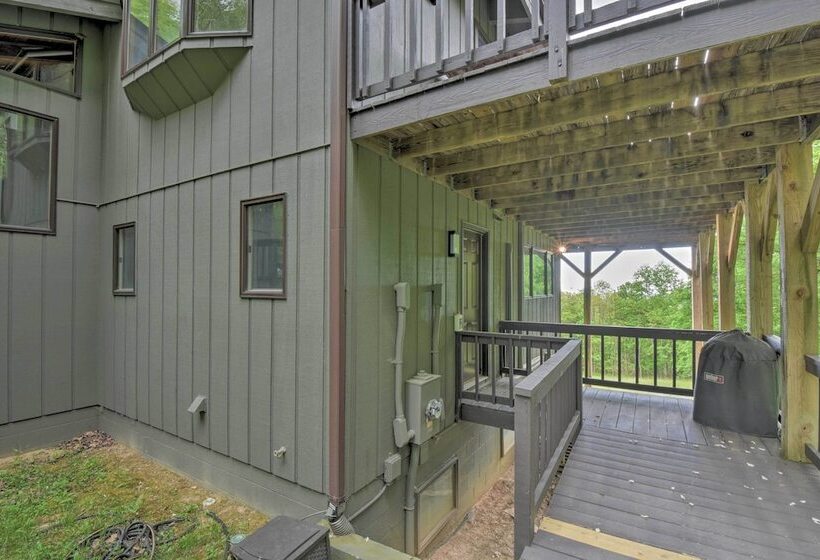Cabin W/ Balcony & Mtn Views Near Sky Valley!