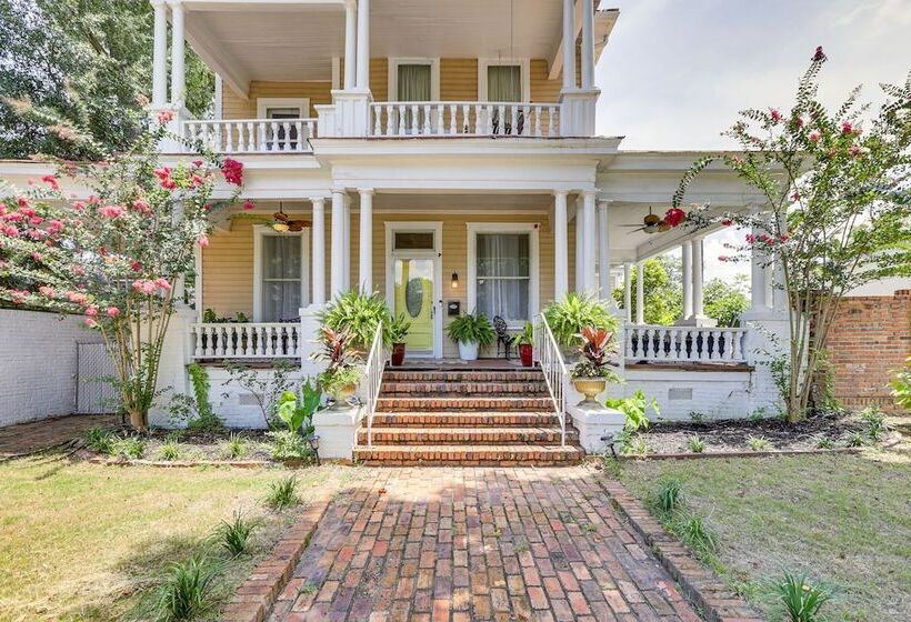 Central Albany Home With Covered Porch & Patio!