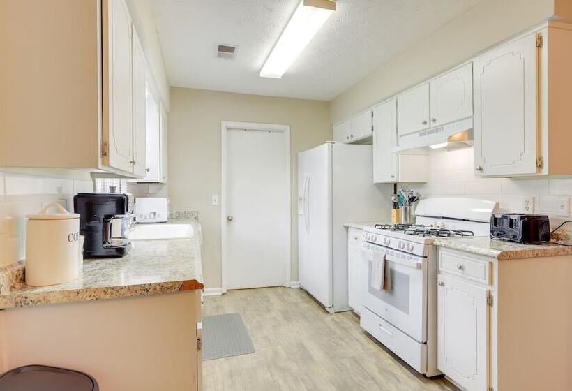 Charming Columbus Home W/ Yard   10 Mi To Dtwn!