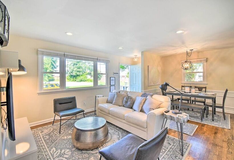 Charming Hampton Home W/ Yard: 2 Mi To Beach!