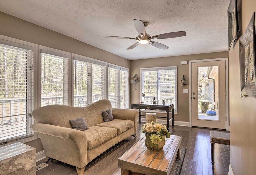 Douglasville Retreat W/ Deck, Dogs Welcome!