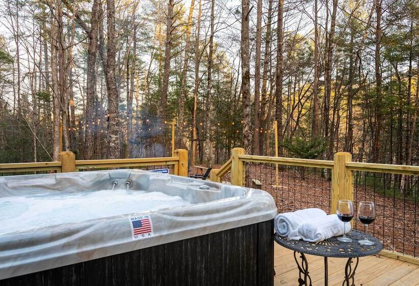 Ellijay Escape W/ Game Room, Hot Tub & Fire Pit