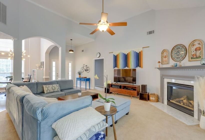 Fayetteville Retreat W/ Hot Tub & Fenced Yard