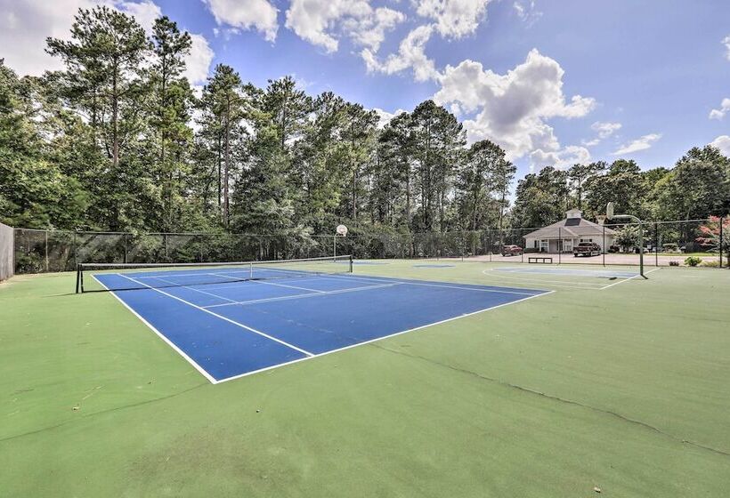 Fayetteville Retreat W/ Hot Tub & Fenced Yard