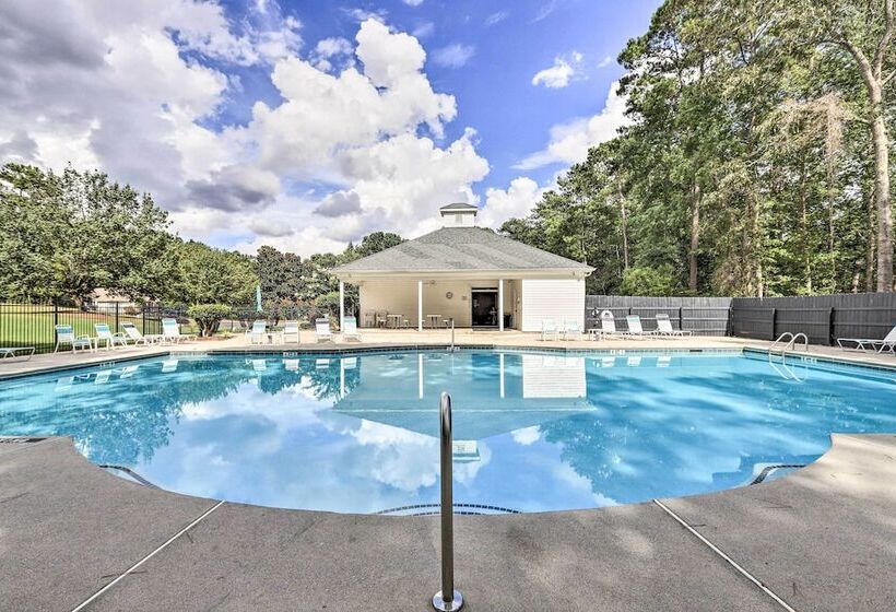 Fayetteville Retreat W/ Hot Tub & Fenced Yard