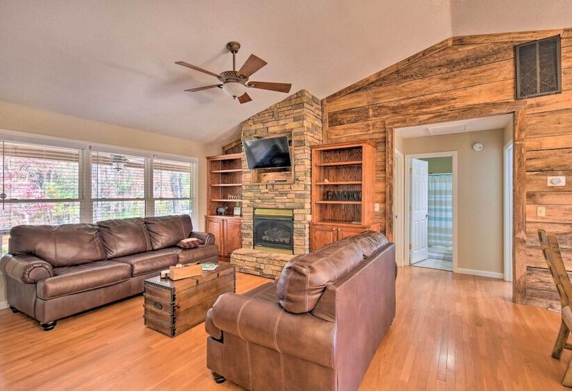 Gorgeous Ellijay Retreat W/ Private Hot Tub!