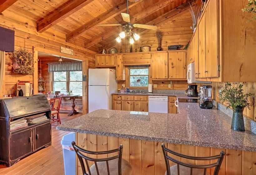 High Country Cabin W/ Fire Pit & Hot Tub!