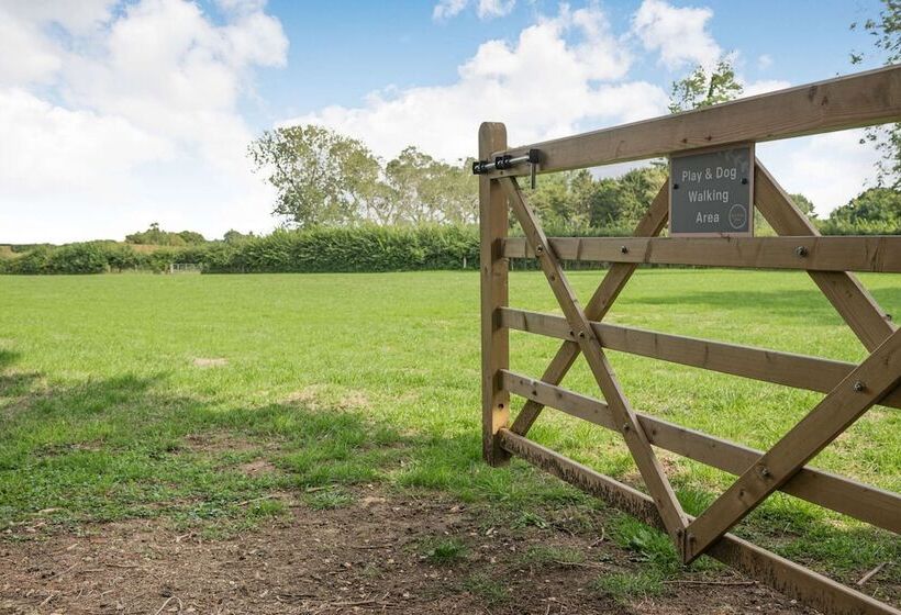 هتل Luxury City To Country Retreat Lodge With Hot Tub