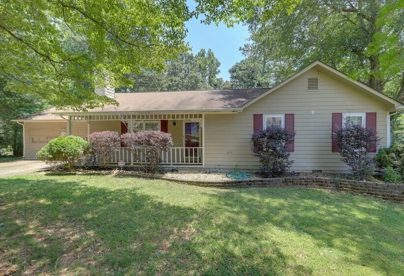 Jonesboro Home W/ Screened In Porch & Fire Pit!